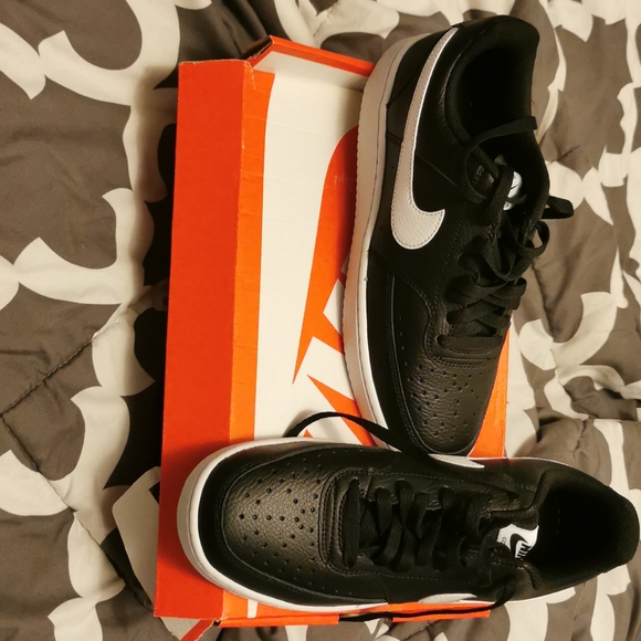 Nike shoes - Picture 1 of 3